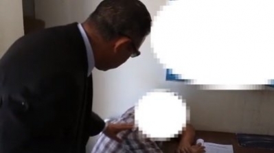 لدى زيارته الى احدى الادارات العمومية : والي قفصة بتفاجأ بنوم احد العاملين 