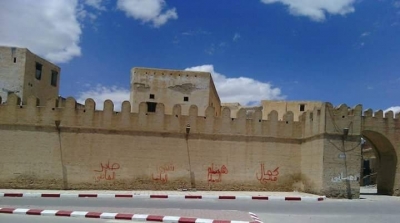 بالصور : الباعة المنتصبون فوضويا يشوهون سور المدينة العتيقة بالقيروان 