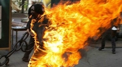 القصرين : عون نظافة تضرم النار امام مقر عملها 