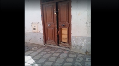 فيديو صادم : طفل صغير محبوس داخل بمنزل في اريانة يستنجد بالمارة 