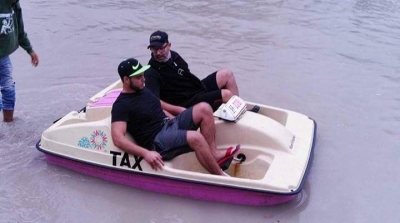 صورة لشاب يتنقل بالبيدالو بعد نزول الامطار ببني خيار