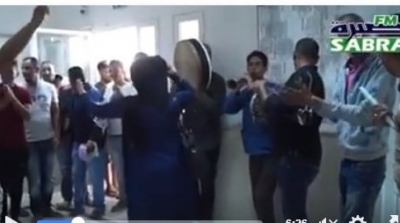 القيروان : مواطن يقيم حفل في مقر القباضة بعد إتمام إجراءاته المعطلة