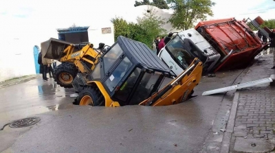 بالصور : الطريق في سليمان يبتلع شاحنة و رافعة البلدية 