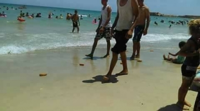 صاحب مطعم بالمنستير يعتدي على طفل يبيع ''الفريكاسي'' و يلقي ببضاعته و نقوده في البحر (صور)