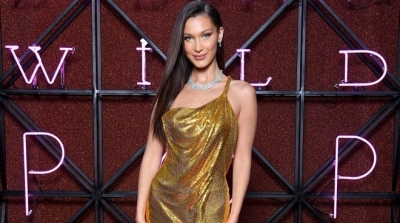 Bella Hadid habillée d'une robe liquid gold 