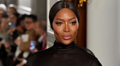 Fashion police : Naomi Campbell défile seins nus pour Valentino 