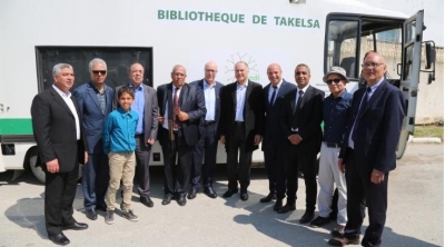 Hatem Ben Salem et Marouene Abassi ont accueilli le bibliobus de Tekelsa