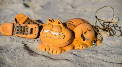 France : le mystère de l'échouage de téléphones Garfield sur les plages enfin levé