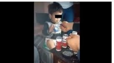 Ils font boire de la bière à un enfant : La mère condamnée à 2 ans de prison ferme