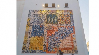 'Mille et une mains' une céramique murale sur le pignon latéral d’Ibn Rachiq