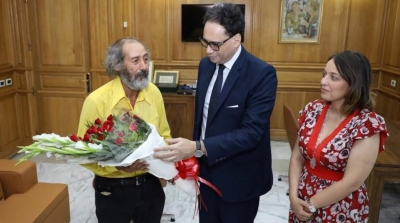 Mohamed Zine El Abidine reçoit l’artiste plasticien Abdelhamid Ammar