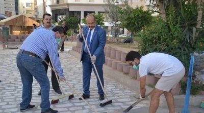 رئيس بلدية صفاقس يشارك في حملة النظافة ببدلة رسمية و ربطة عنق (صور )