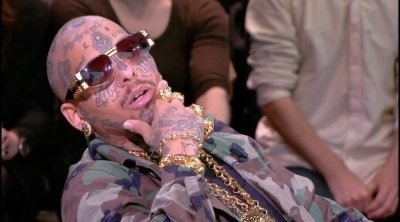 سواغ مان يتكفل بصناعة كمامات للمساجين