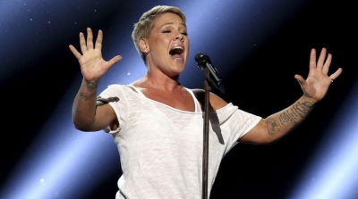 'بينك' تتبرع بمليون دولار لمكافحة كورونا بعد شفائها منه