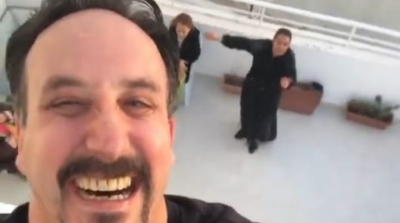 نجيب بلقاضي يخفف من وطأة الحجر الصحي على جيرانه بالرقص و الغناء (فيديو)