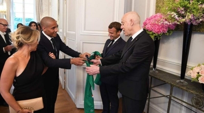 Khazri offre son maillot aux présidents tunisien et français