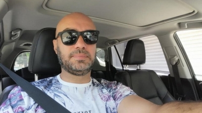 منع معز التومي من دخول الاذاعة الوطنية بسبب لباسه 