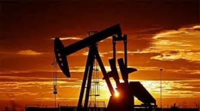 Hausse progressive des prix du pétrole sous l'effet du repli du dollar