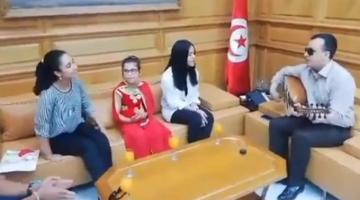 وزير الثقافة يعزف العود خلال استقباله لعدد من الاطفال (فيديو)