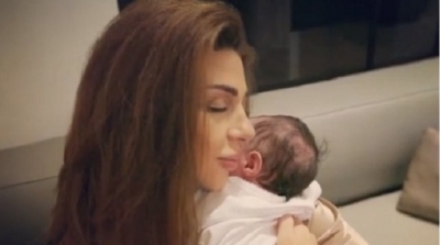 Myriam Fares dévoile le visage son nouveau-né