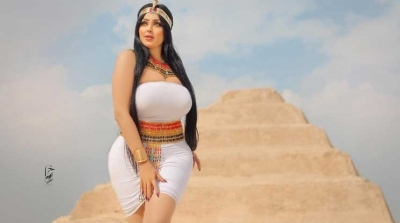 صور عارضة أزياء بمنطقة الأهرامات تثير ضجة في مصر