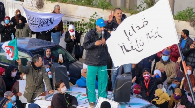 أنصار سعيد الجزيري يرددون شعارات تكفيرية في وقفة إحتجاجية أمام مقر الهايكا