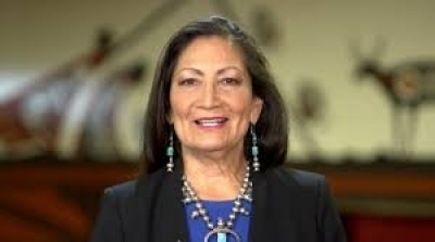 Deb Haaland, première Amérindienne secrétaire à l’Intérieur