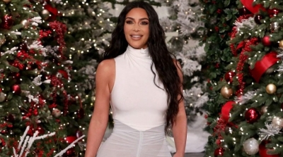 كيم كارداشيان تمنح معجبيها أموالا احتفالا 'بالكريسماس'
