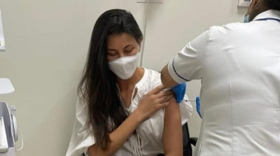 ريم السعيدي تتلقى لقاح كورونا 