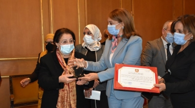 سعاد عبد الرحيم تكرم منى نورالدين (فيديو)