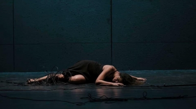 أميرة درويش في سلسلة عروض لمسرحية 'سكون' (صور)