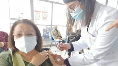 منى نورالدين تتلقى أول جرعة من تلقيح كورونا
