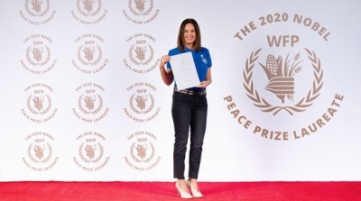 هند صبرى تتسلم شارة وشهادة نوبل من برنامج الأغذية العالمى