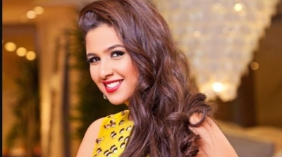 ياسمين عبد العزيز تغادر المستشفى 