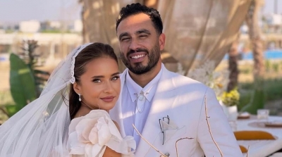 بالأبيض : نيللي كريم تتألق في حفل زفافها على هشام عاشور