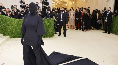 كيم كاردشيان تظهر بإطلالة غريبة (صور)