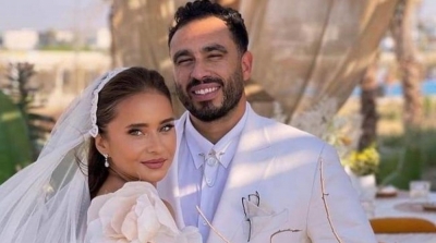 نيللي كريم عن زواجها من كريم عاشور : مزحة تحولت إلى زواج 