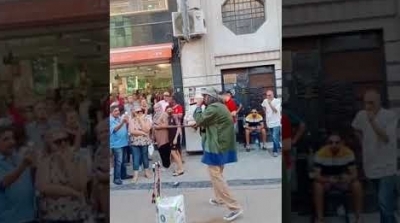 بلطي يفاجئ التونسيين في شارع بورقيبة على طريقة النجوم العالميين (فيديو)