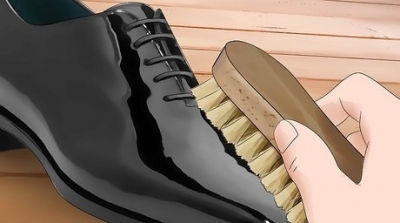 الطرق الصحيحة في تلميع الأحذية الجلدية